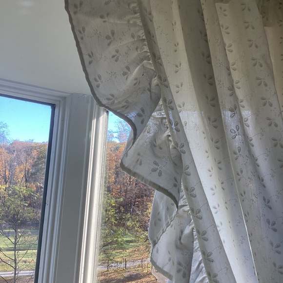 2 Pairs of vintage white/cream ruffled floral curtains - Picture 6 of 9